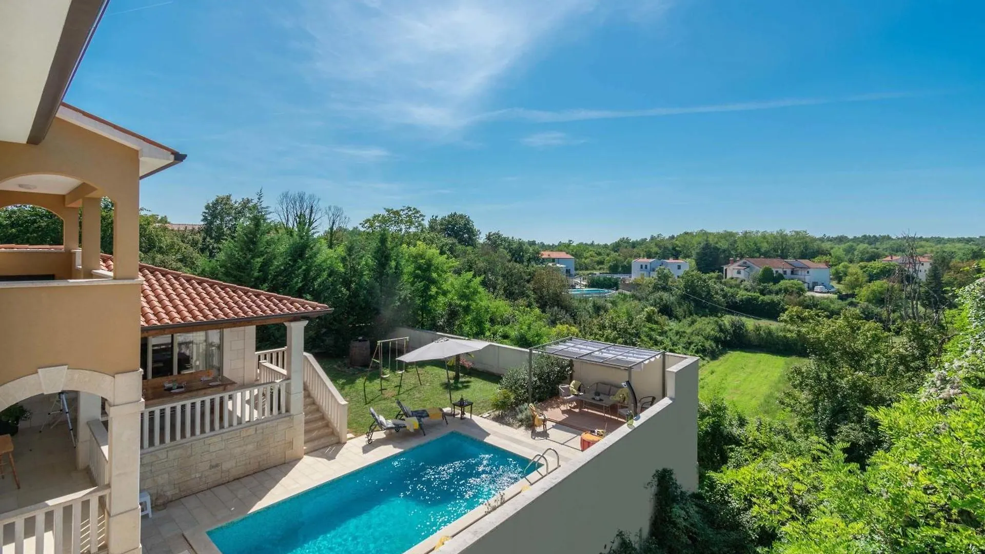 Villa Mit Eingezaeuntem Garten Und Panoramablick Tinjan