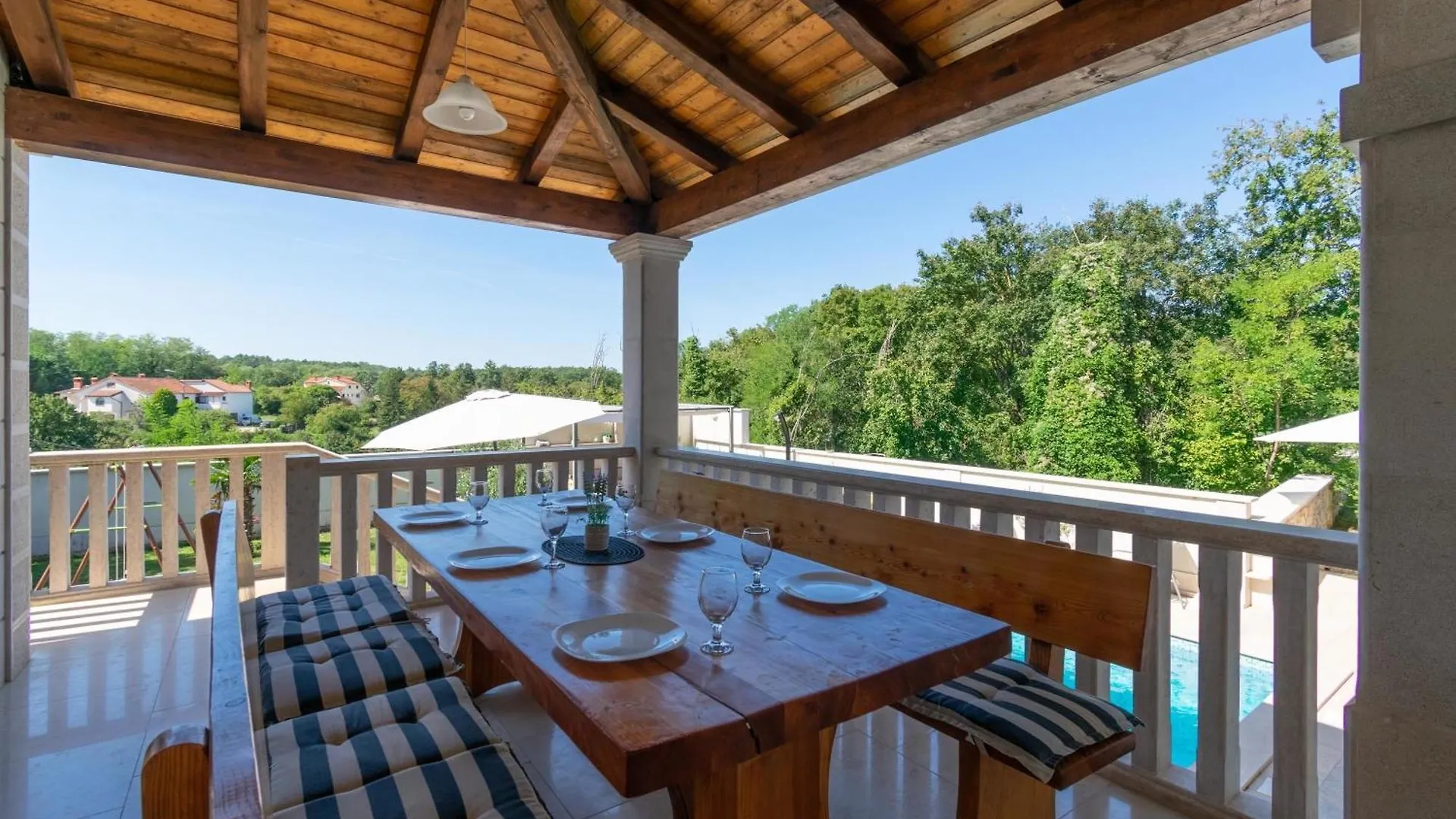 Villa Mit Eingezaeuntem Garten Und Panoramablick Tinjan Tatil Evi