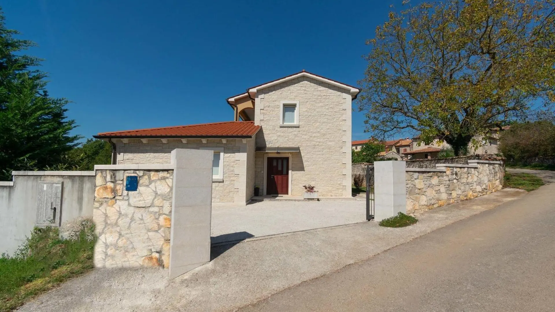 Villa Mit Eingezaeuntem Garten Und Panoramablick Tinjan Tatil Evi