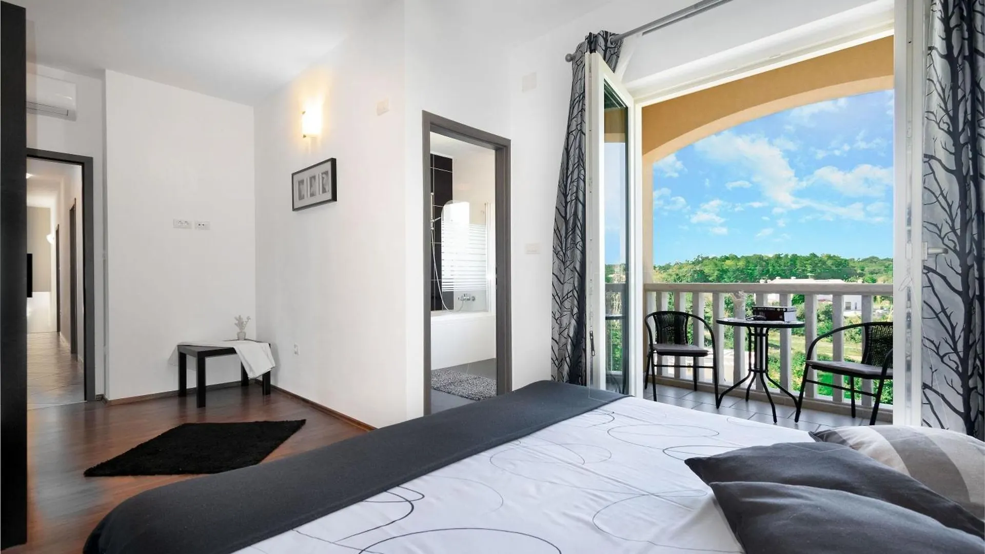 Villa Mit Eingezaeuntem Garten Und Panoramablick Tinjan Hırvatistan