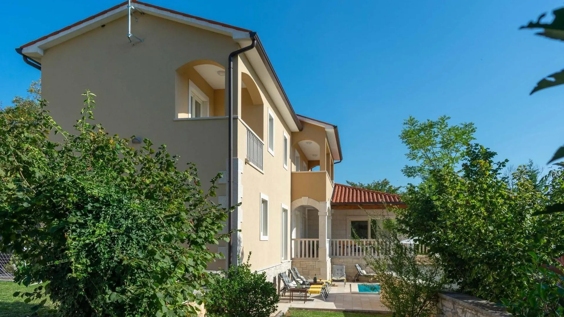 Tatil Evi Villa Mit Eingezaeuntem Garten Und Panoramablick Tinjan