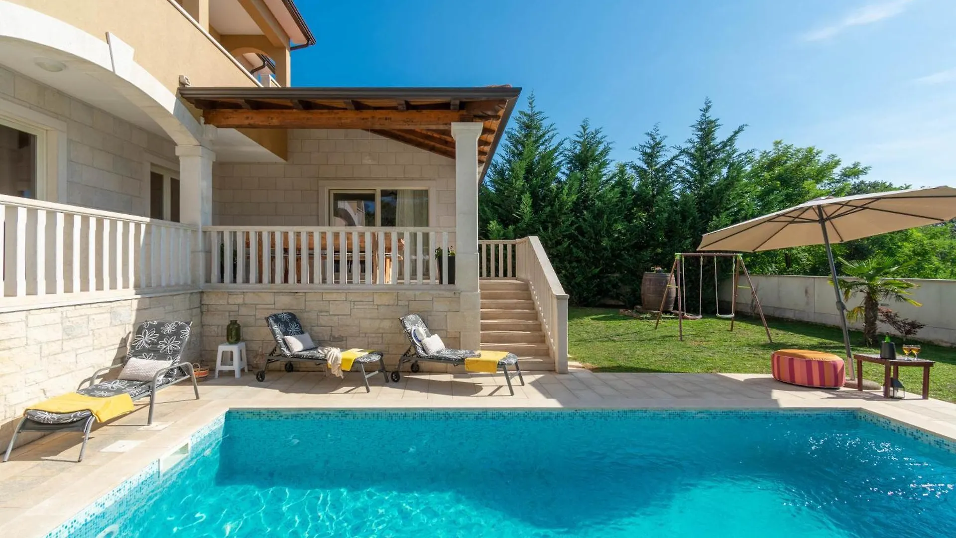 Villa Mit Eingezaeuntem Garten Und Panoramablick Tinjan Tatil Evi