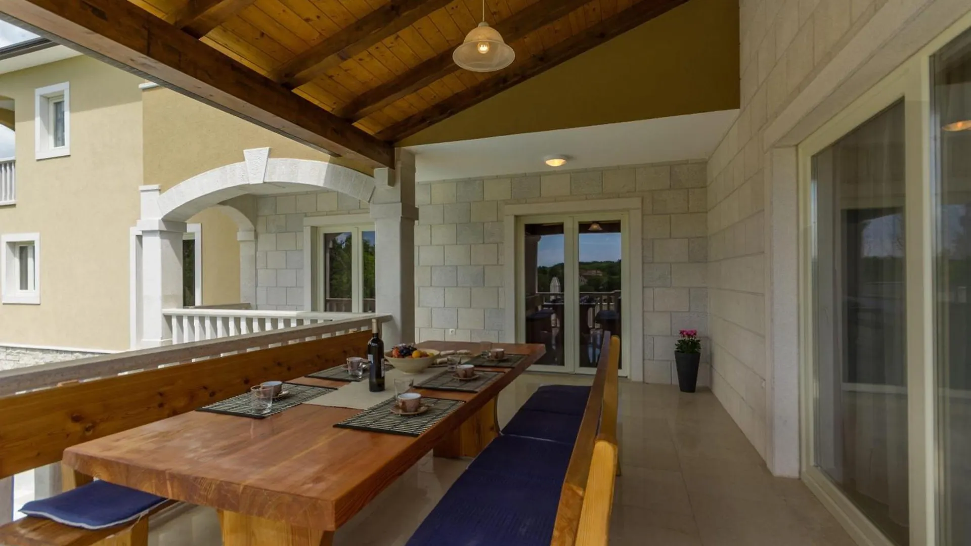 Villa Mit Eingezaeuntem Garten Und Panoramablick Tinjan