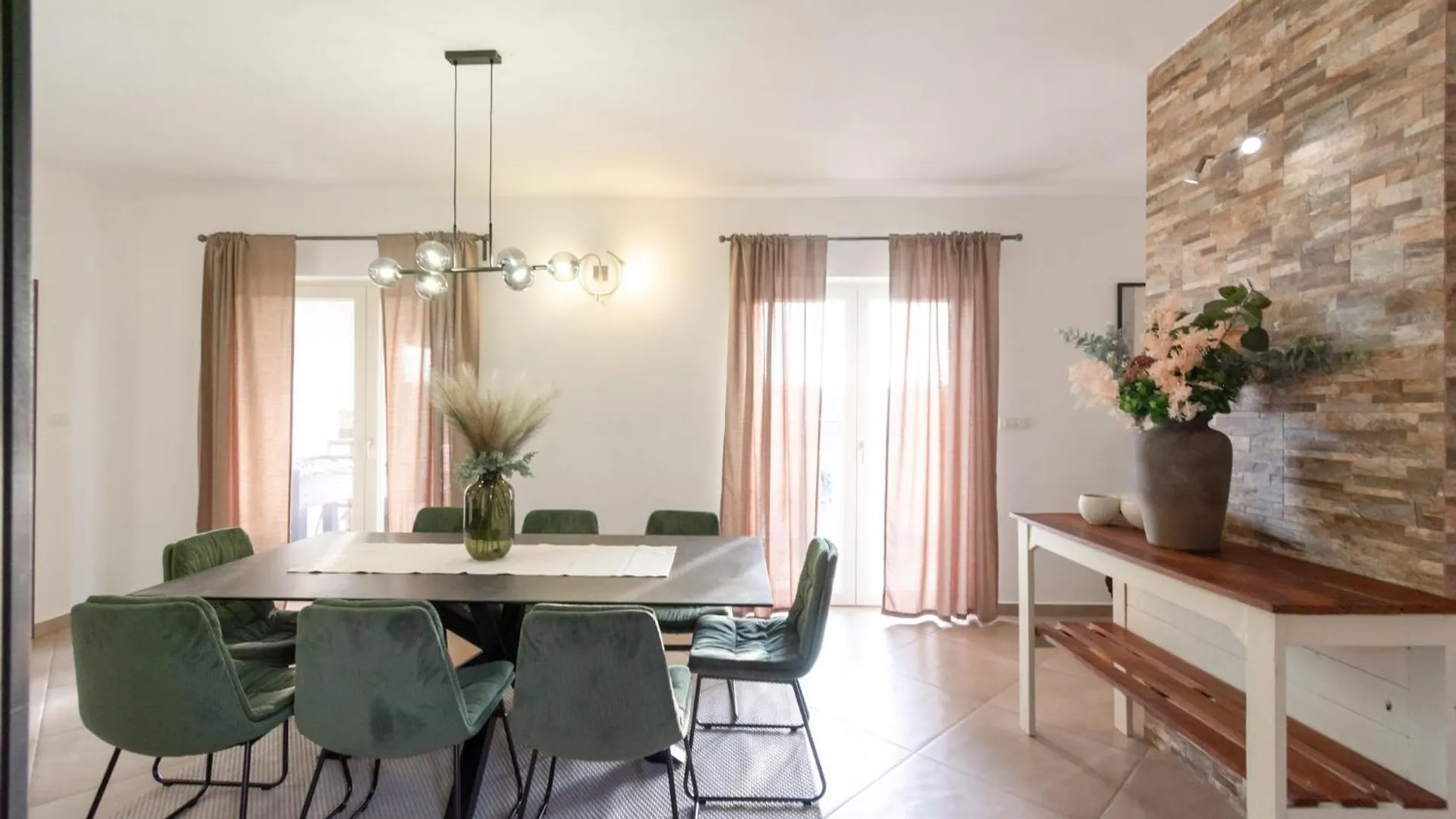 Tatil Evi Villa Mit Eingezaeuntem Garten Und Panoramablick Tinjan