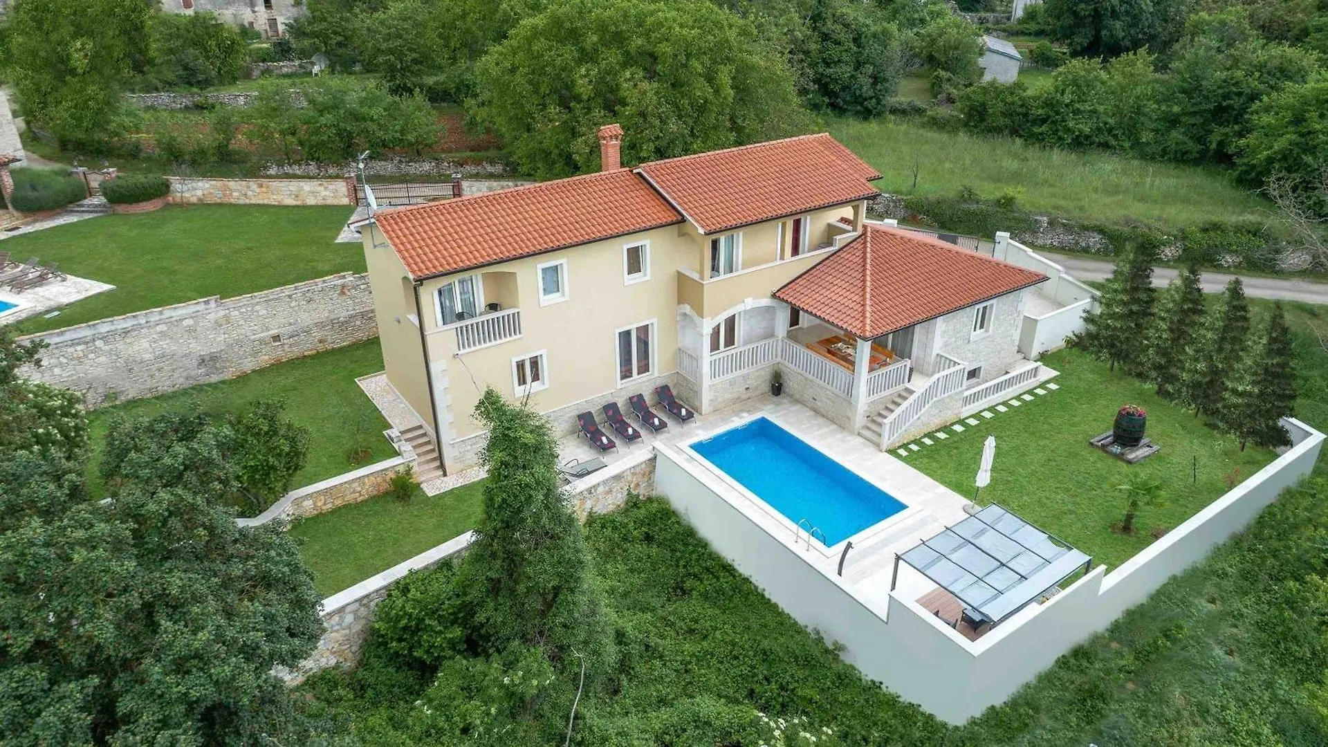 Tatil Evi Villa Mit Eingezaeuntem Garten Und Panoramablick Tinjan