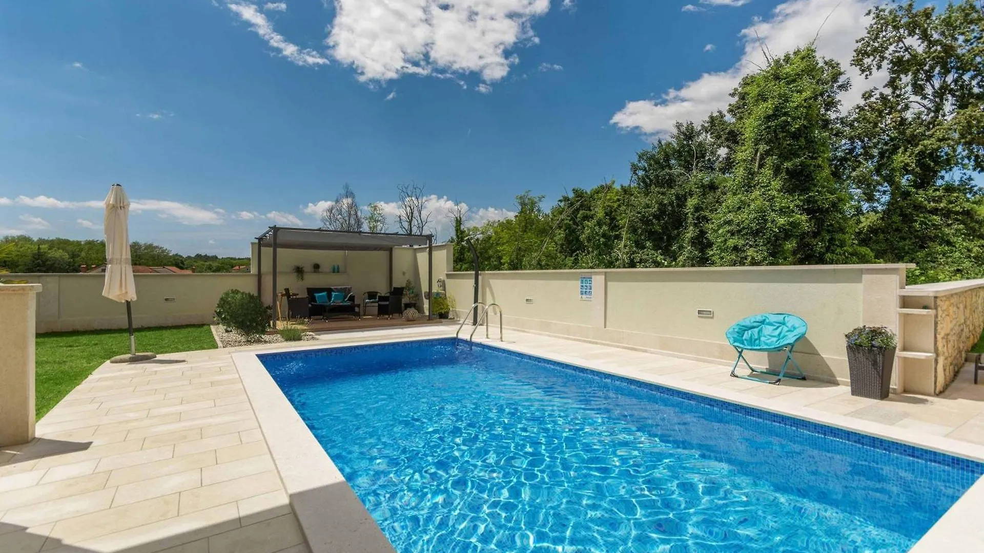 Сasa de vacaciones Villa Mit Eingezaeuntem Garten Und Panoramablick Tinjan