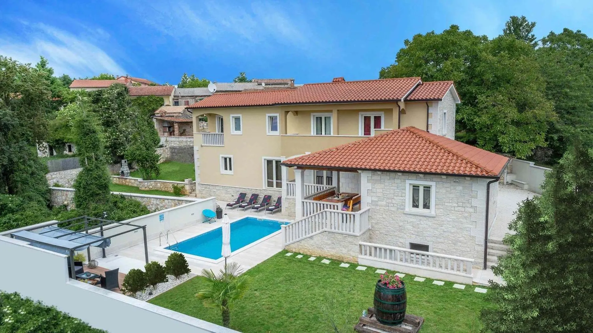 Villa Mit Eingezaeuntem Garten Und Panoramablick location